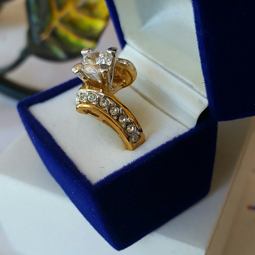 Cubic Zirconia 18k Gold - Picture 2 of 4